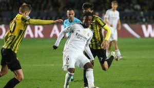 Eduardo Camavinga&nbsp;ditempel pemain Kairat, Olzhas Baybek (kanan) dan Yegor Sorokin dalam pertandingan Liga Champions antara Kairat Almaty&nbsp;vs Real Madrid di Stadion Ortalyk, Almaty, Kazakhstan, Selasa, 30 September 2025. (AP Photo/Alikhan Sariyev)&nbsp;&nbsp;&nbsp;