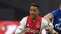 4. Justin Kluivert - Pemain muda yang mulai menarik perhatian dunia. Memulai debut bersama Ajax di usia 17, anak Patrick Kluivert ini telah bermain bersama De Godenzonen sebanyak 50 kali di semua kompetisi. (AFP/Patrick Stollarz)