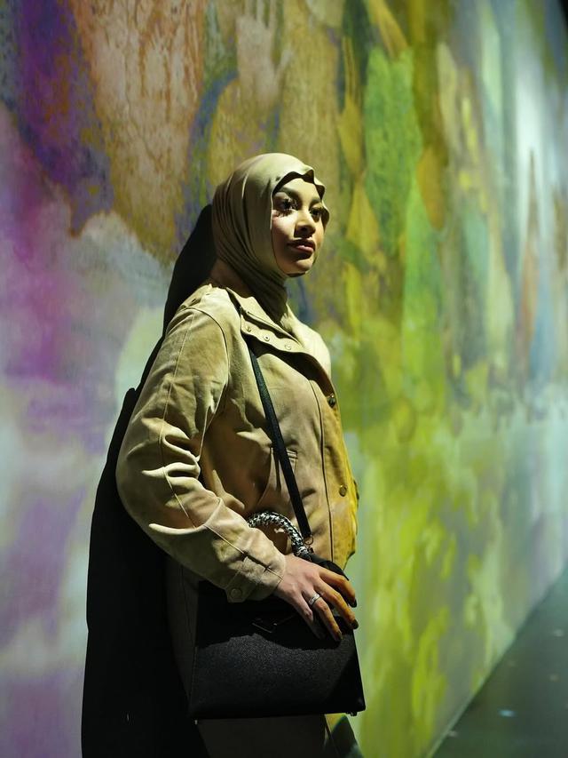 Potret 6 Artis Pakai Jilbab Meleyot, Tren Hijab yang Populer di Tahun 2025