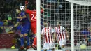 Striker Barcelona, Luis Suarez, duel udara dengan kiper Olympiakos, Silvio Proto pada laga Liga Champions di Stadion Camp Nou, Kamis (19/10/2017). Barcelona menang 3-1 atas Olympiakos. (AP/Manu Fernandez)