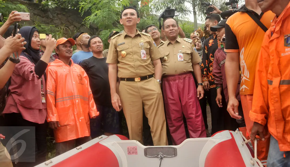 Gubernur DKI Jakarta Basuki T Purnama menyambangi lokasi banjir di Cipinang Melayu, Jakarta Timur, Senin (20/2). Sebelum melihat lokasi banjir, Ahok langsung meninjau korban pengungsian di Masjid Universitas Borobudur. (Liputan6.com/Yoppy Renato)