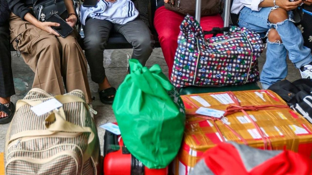 Calon penumpang yang hendak mudik saat menunggu bus di Terminal Kalideres, Jakarta Barat, Selasa (2/4/20024). Foto: Liputan6.com / Angga Yuniar
