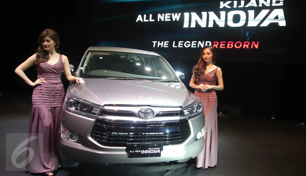 Dua model berpose di dekat mobil All-New Kijang Innova yang baru diluncurkan di Jakarta, Senin (23/11). Dengan tema The Legend Reborn, jenis kijang terbaru dari Toyota ini hadir dengan platform sama sekali baru. (Liputan6.com/Angga Yuniar)