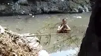3 Jam Petugas Damkar Bujuk WNA Aljazair Keluar dari Danau Sunter