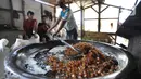 Pekerja merebus kulit sapi saat produksi kerupuk kulit di Pabrik Krupuk Kulit Bambang, Depok, Rabu (17/2/2021). Pemilik usaha tersebut menurunkan jumlah produksi kerupuk kulit mentah siap goreng dari 1 ton menjadi 500 kg per hari akibat pandemi COVID-19. (merdeka.com/Arie Basuki)