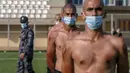 Anggota pasukan keamanan Palestina yang mengenakan masker untuk menghindari penyebaran virus Corona Covid-19 mengikuti sesi pelatihan di kota Rafah di Jalur Gaza selatan (17/9/2020). (AFP/Said Khatib)