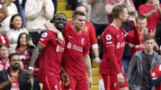 Liverpool memuncaki klasemen sementara Liga Inggris 2021/2022 dengan koleksi 13 poin usai kemenangan 3-0 atas tamunya Crystal palace, Sabtu (18/9/2021). Ketiga gol oleh Sadio Mane, Mohamed Salah dan Naby Keita semuanya dicetak melalui proses sepak pojok. (AP/Jon Super)