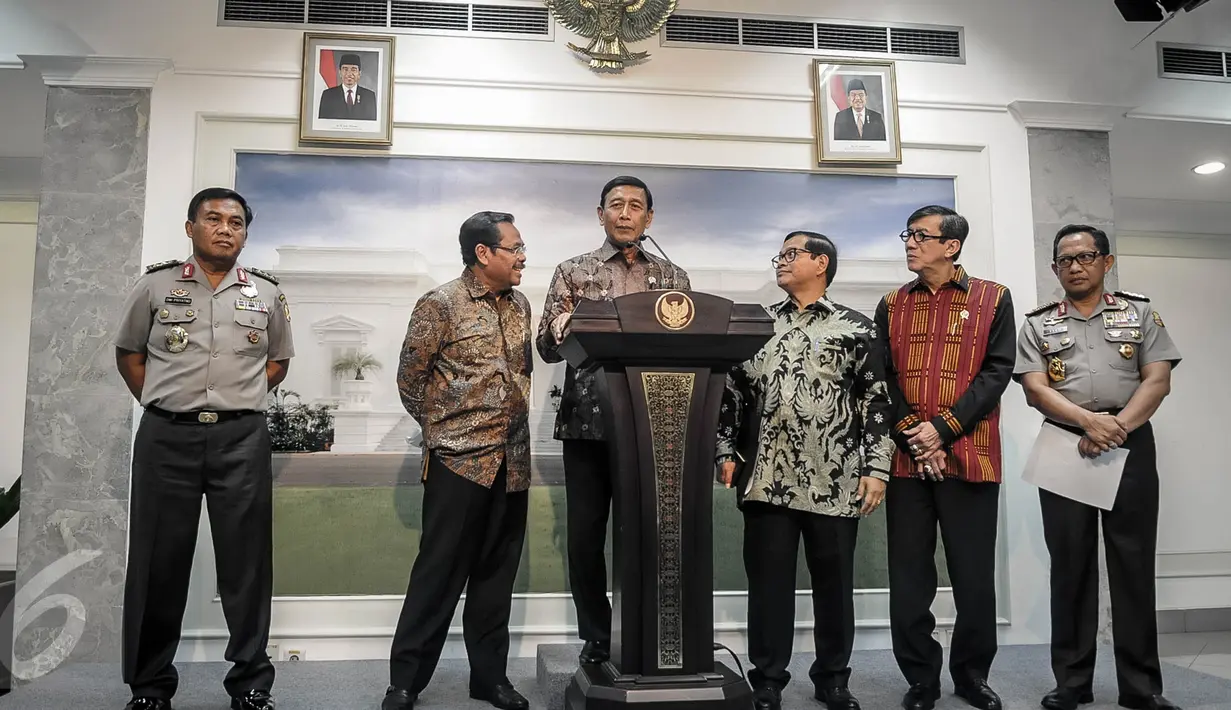 Menkopolhukam Wiranto memberikan keterangan mengumumkan Satgas Saber Pungli, Jakarta, Jumat (21/10). Satgas tersebut dibentuk untuk mereformasi hukum nasional dengan tujuan pemberantasan pungli dan penyelundupan. (Liputan6.com/Faizal Fanani)