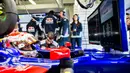 Pebalap Scuderia Toro Rosso, Sean Gelael memantau balapan lewat monitor di garasi timnya saat sesi latihan bebas F1 GP Mexico di Autodromo Hermanos Rodriguez, Meksiko, (27/10/2017). Sean menempati urutan ke-17. (Peter Fox/Getty Images/AFP)