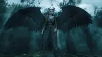 Sebagai Maleficent, Angelina Jolie terlihat terbang sambil mengibaskan sayap hitam dari punggungnya.