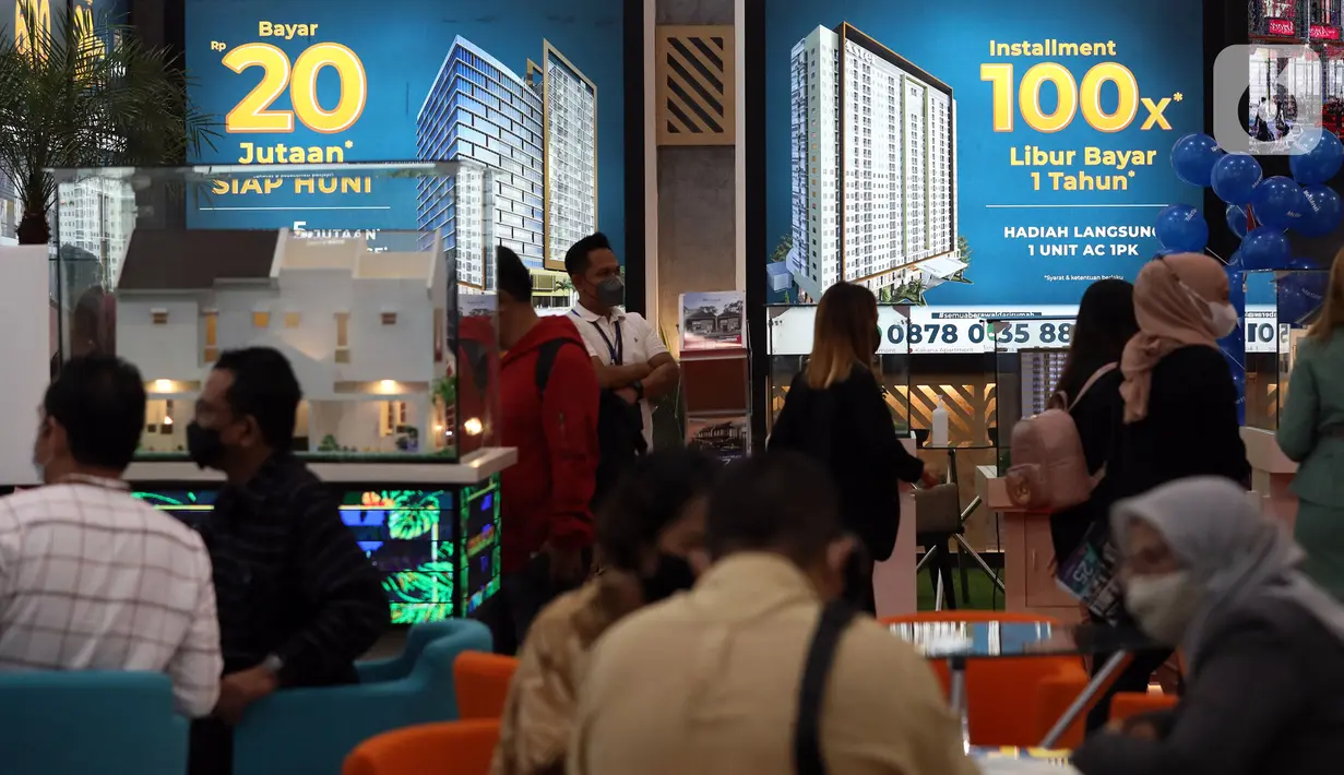 Orang-orang mengunjungi pameran Indonesia Properti Expo di Jakarta Convention Centre, Jakarta, Minggu (15/5/2022). Tahun ini, Indonesia Property Expo atau IPEX 2022 menargetkan mayoritas konsumen dari kaum milenial dan first-home buyers dan menghadirkan lebih dari 225 proyek properti dari pengembang pilihan. (Liputan6.com/Johan Tallo)