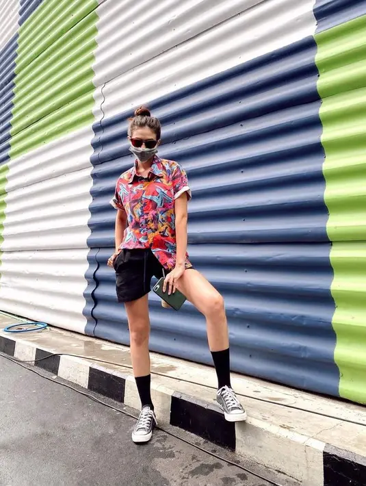 Ingin tampil dengan boyish look? Kamu bisa tiru gaya Yuki Kato berikut ini. Padukan shirt bermotif yang digulung dengan short pants. Sebagai pelengkap, kenakan pula sneakers dan sock yang bikin look streetwear mu makin kece!. (Instagram/yukikt).