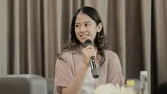 Lama tak muncul di layar kaca, Sabina Katya fokus belajar dan mencoba banyak hal baru. Meski sudah lulus dari jurusan Ilmu Hukum, Universitas Indonesia, Sabina Katya tetap aktif saat sudah menjadi alumni bahkan didapuk menjadi pembicara di hadapan anak SMA dalam acara di kampusnya. (Liputan6.com/IG/sabinakatya)