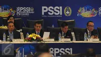 Plt Ketua Umum PSSI, Hinca Pandjaitan (kedua kiri) membacakan putusan jelang ditutupnya Kongres Luar Biasa PSSI di Jakarta, Rabu (3/8). Kongres menetapkan enam agenda utama pada Kongres Luar Biasa PSSI mendatang. (Liputan6.com/Helmi Fithriansyah)