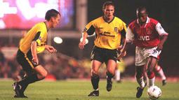 Luis Boa Morte. Sayap kiri Portugal yang kini berusia 44 tahun dan telah pensiun pada Januari 2013 bersama Chesterfield ini terlebih dahulu membela Arsenal selama 2 musim mulai 1997/1998 hingga 1998/1999 dan total tampil dalam 36 laga di semua ajang dengan torehan 4 gol dan 2 assist. Sementara Fulham dibelanya selama 6,5 musim mulai 2000/2001 hingga tengah musim 2006/2007. Di musim pertamanya ia hanya berstatus pinjaman dari Southampton yang akhirnya dipermanenkan di musim berikutnya. Bersama Fulham ia total tampil dalam 250 laga di semua ajang dengan torehan 54 gol dan 19 assist. Saat ini ia menjabat sebagai asisten pelatih Fulham sejak awal musim 2021/2022. (AFP/Sean Dempsey)