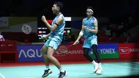 Selebrasi ganda putra Indonesia, Fajar Alfian/Muhammad Rian Ardianto usai meraih poin saat melawan pasangan Malaysia, Man Wei Chong/Kai Wun Tee pada babak 16 besar Indonesia Masters di Istora Senayan, Jakarta, Kamis (25/1/2024). Fajar/Rian menang dua gim langsung dengan skor 21-18, 22-20. (Bola.com/M Iqbal Ichsan)