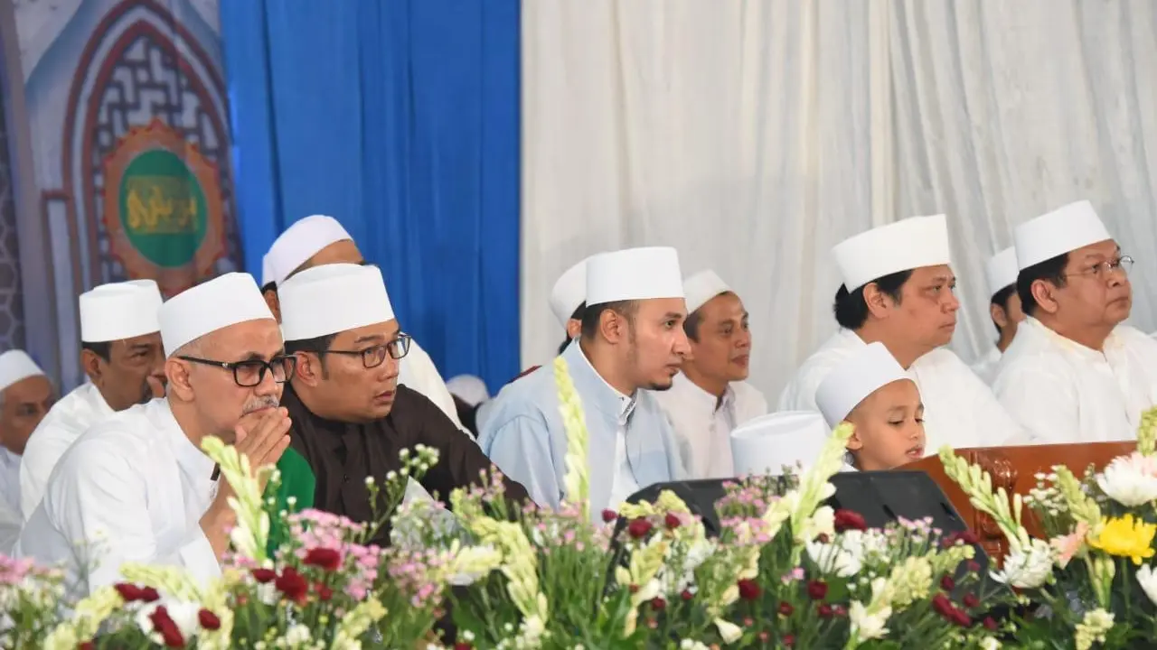 Ketua Umum Partai Golkar Airlangga Hartarto dan Gubernur Jawa Barat Ridwan Kamil meghadiri acara Maulid Nabi di Majelis Habib Usman bin Yahya (Istimewa)