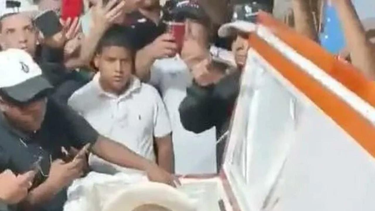 Seorang bos kartel di Ekuador dikubur bersama senapan dan pistol di dalam petinya. (Twitter/@Funnynewshub)