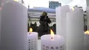 Seorang wanita berdoa untuk keberhasilan anak dan kerabatnya dalam mengikuti tes kemampuan Skolastik College tahunan di Seoul (23/11). Mereka mendoakan anaknya agar dapat lulus ujian masuk perguruan tinggi. (AFP Photo/Jung Yeon-Je)