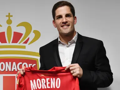 Pelatih baru AS Monaco, Robert Moreno berpose menunjukkan jersey setelah konferensi pers di Stadion Louis II, Senin (30/12/2019). AS Monaco menunjuk mantan pelatih Timnas Spanyol, Robert Moreno  sebagai pelatih baru kontestan Ligue 1 Prancis itu menggantikan Leonardo Jardim. (YANN COATSALIOU / AFP)