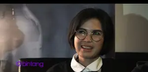 Rambut panjang terurai pernah dimiliki Dinda Kanyadewi, namun kini Dinda Kanyadewi lebih sering asyik tampil gaya dengan rambutnya yang pendek. Namun jika kamu ingin punya rambut pendek, hati-hati dengan kutukannya.