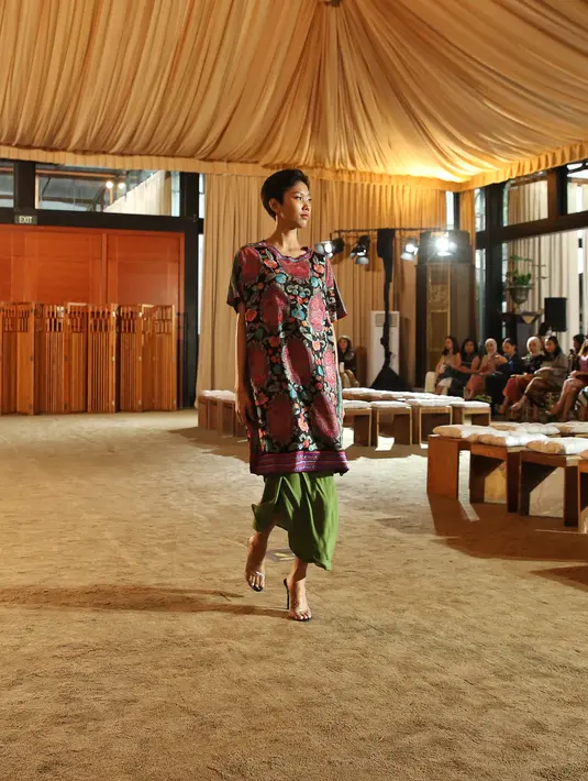 Ada juga motif bunga besar yang bikin kesan penuh dan berwarna