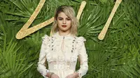 Penyanyi Selena Gomez berpose di The British Fashion Awards 2017 di London. Selena menjadi korban photoshop di tahun 2017 (AP/Joel C Ryan)