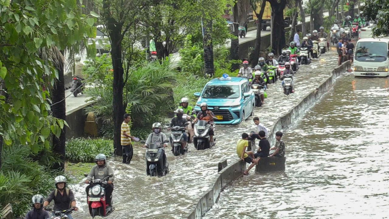 FOTO: Banjir Rendam Jalan Daan Mogot Lalu Lintas Tersendat