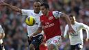 Striker Arsenal, Robin van Persie menguasai bola dibayangi bek Tottenham Hotspur, Younes Kaboul pada laga Liga Inggris 2011/2012 di Emirates Stadium, London (26/2/2012). Robin van Persie didatangkan Arsenal dari Feyenoord pada awal musim 2004/2005 dengan nilai transfer sebesar 4,5 juta euro. Bertahan selama 8 musim hingga akhir musim 2011/2012, ia total bermain dalam 278 laga dengan torehan 132 gol dan 58 assist. (AFP/Ian Kington)