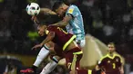 Pemain Argentina, Nicolas Otamendi (kanan) berebut bola dengan pemain Venezuela, Josef Martinez pada kualifikasi Piala Dunia 2018 zona Conmebol di Merida, Venezuela, (7/9/2016) WIB. (AFP/Juan  Barreto)