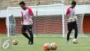 Dua penjaga gawang Gresik United melakukan pemanasan saat latihan uji lapangan jelang laga Piala Presiden 2017 di Stadion Maguwoharjo, Sleman, Jumat (3/2). Gresik United akan berhadapan dengan Mitra Kukar, Sabtu (4/2). (Liputan6.com/Helmi Fithriansyah)