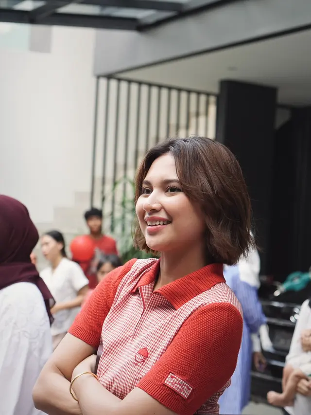 7 Potret Indah Permatasari Ikut Lomba Agustusan Ini Seru Banget