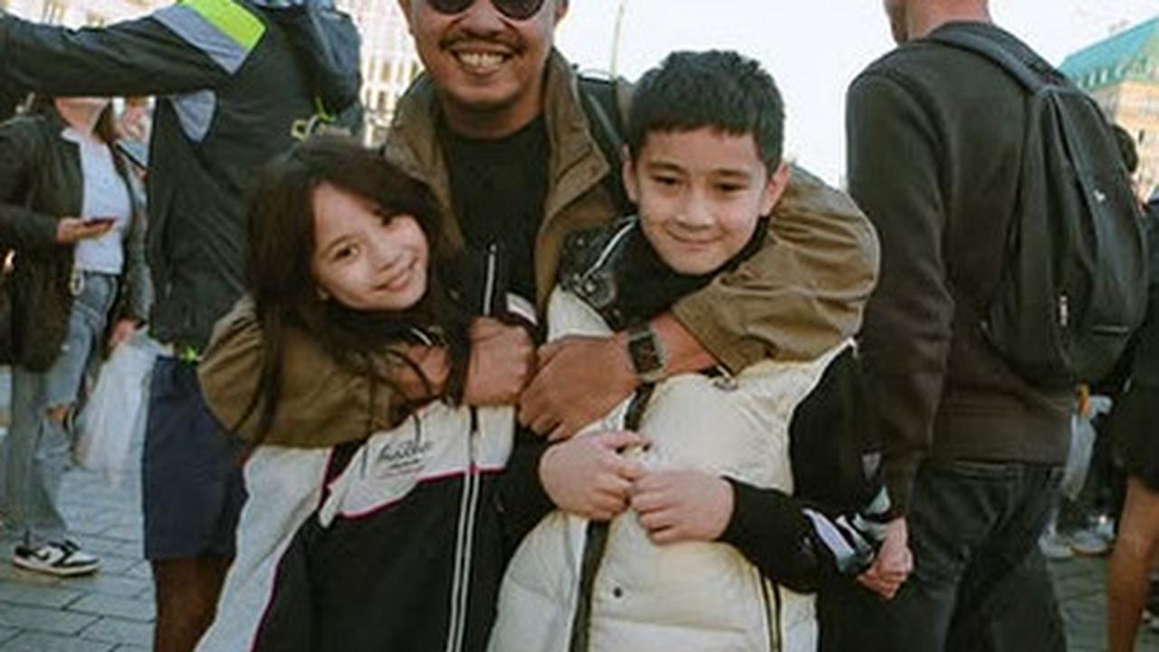 Dilaporkan Rayyanza ke Pak Ustaz, 5 Potret Ganteng Om Olik Fotografer Pribadi Keluarga 'Sultan Andara'
