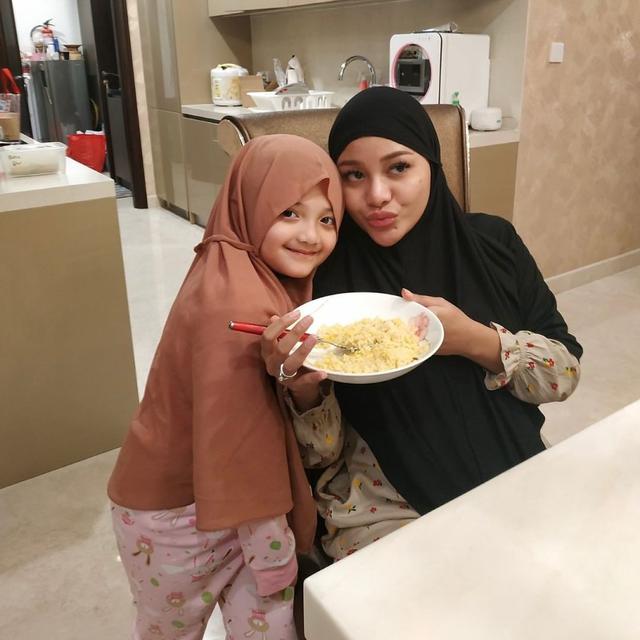 6 Potret Arsy Hermansyah dengan Berbagai Gaya Hijab, Dapat Pujian dari King Faaz