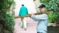 Heboh, Kakek 67 Tahun Ngamen Pake Suling Raksasa