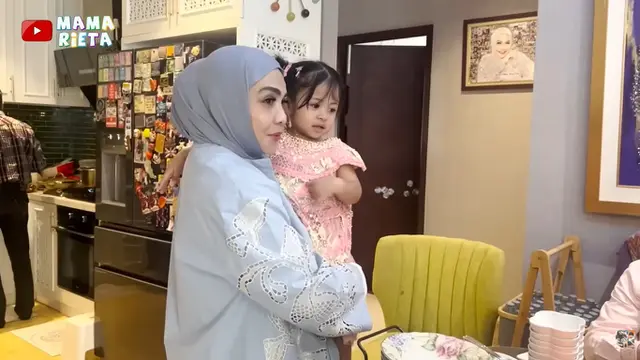 Potret Ruang Makan Rumah Rieta Amilia