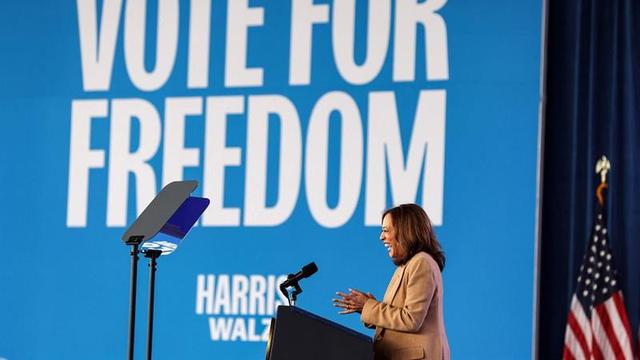 Calon presiden dari Partai Demokrat, Wakil Presiden AS Kamala Harris, berpidato dalam   kampanye di PNC Music Pavilion pada 2 November 2024, di Charlotte, Carolina Utara. (AFP)