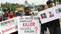 Sejumlah jurnalis dari berbagai organisasi dan media berunjuk rasa di Taman Pandang depan Istana Negara, Jakarta, Jumat (25/1). Mereka meminta Presiden Jokowi mencabut remisi yang diberikan kepada I Nyoman Susrama. (Liputan6.com/Helmi Fithriansyah)