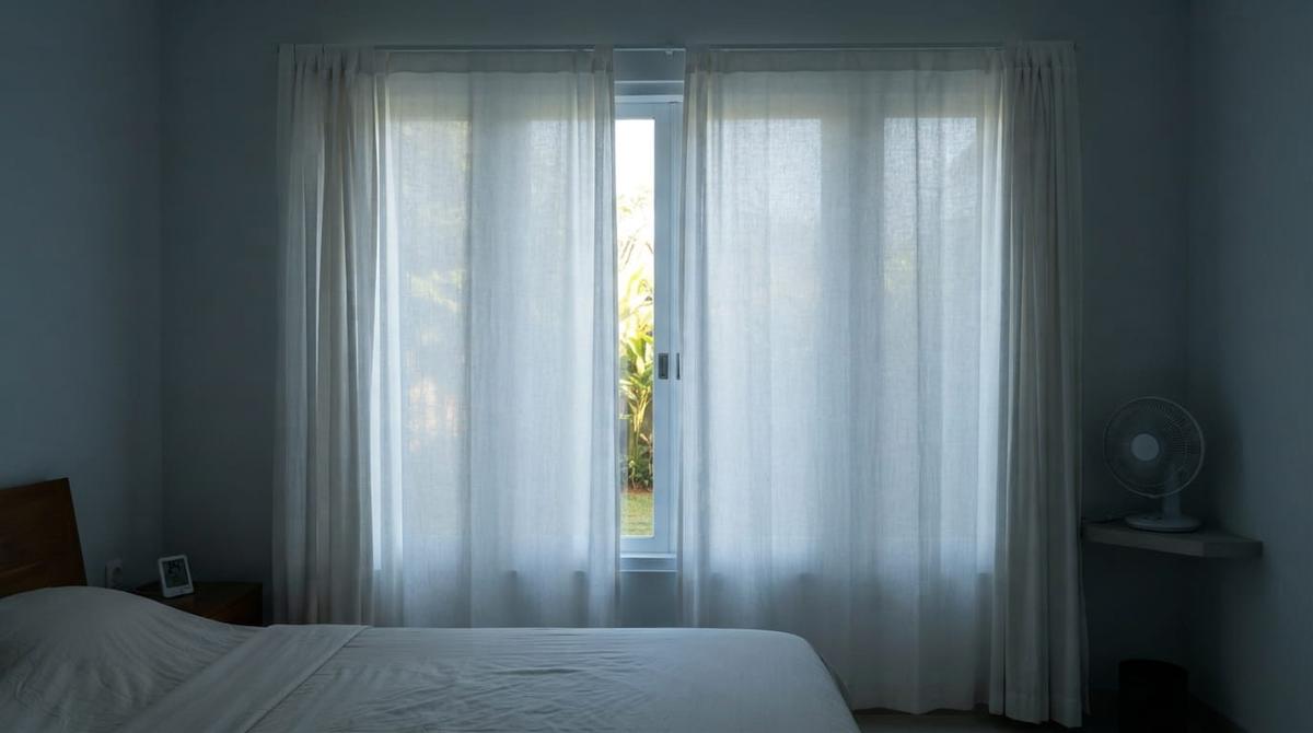 Cara Membuat Kamar Tidur Lebih Adem Saat Malam Panas Tanpa AC