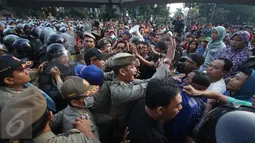 Warga dan Satpol PP terlibat saling dorong saat eksekusi penggusuran di kawasan Rawajati, Pancoran, Jakarta, Kamis (1/9). Bentrokan warga-Satpol PP mewarnai aksi penolakan penggusuran bangunan di atas jalur hijau tersebut. (Liputan6.com/Immanuel Antonius)