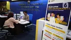 Petugas melayani wajib pajak di Kantor Pelayanan Pajak Pratama Jakarta Tanah Abang Tiga di Jakarta, Selasa (5/3/2024). (Liputan6.com/Angga Yuniar)
