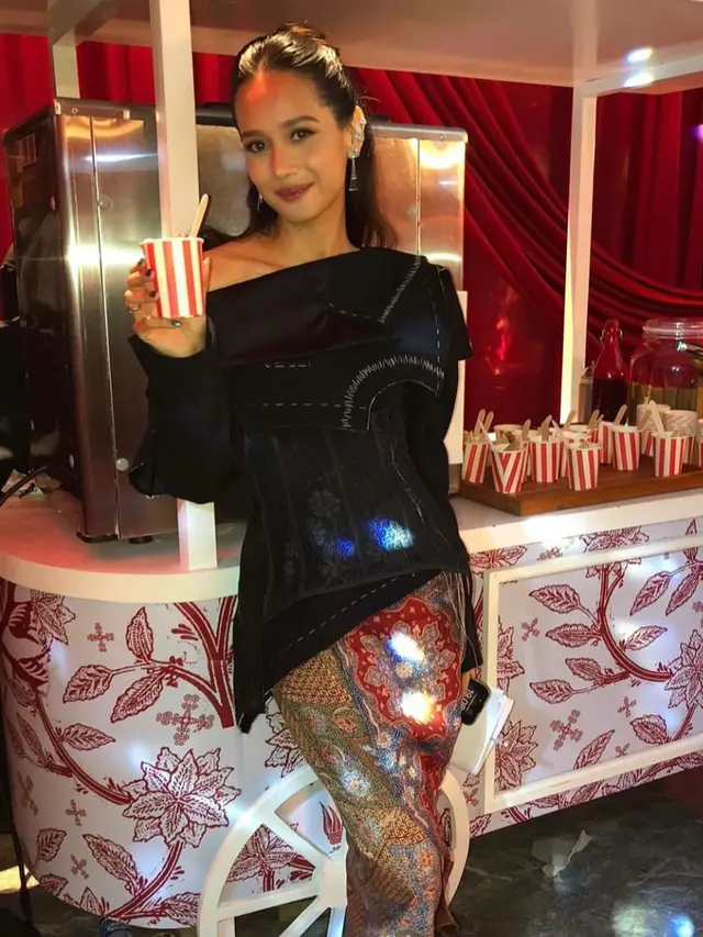 7 Gista Putri di Usia 37 Tahun dan Berstatus Ibu Satu Anak, Body Ideal Penampilan Makin Modis (credit: instagram.com/gistaputri)