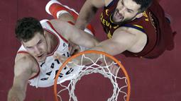 Pemain Toronto Raptors, Jakob Poeltl (kiri) melakukan layup saat diadang pemain Cleveland Cavaliers, Kevin Love pada lanjutan NBA basketball game di Quicken Loans Arena, (21/3/2018) Cleveland. Cavs menang 132-129. (AP/Tony Dejak)
