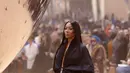Naomi Campbell mengenakan kreasi untuk koleksi ready-to-wear Off-White Fall/Winter 2023-2024 pada acara  Paris Fashion Week, Prancis, Kamis, 2 Maret 2023. Model itu mengenakan tampilan lain dengan gaun sutra hitam dengan bagian depan beritsleting dan rok yang melambai. (Vianney Le Caer/Invision/AP)
