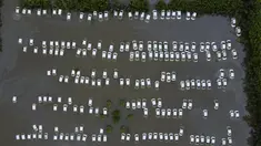 Sebuah gudang mobil pribadi terendam air banjir setelah hujan lebat, di Greater Noida, pinggiran New Delhi, India, Rabu, 26 Juli 2023. (AP Photo/Piyush Nagpal)