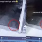 Tertangkap CCTV, Ini Video Viral Penampakan Diduga Tuyul di Depan Rumah (sumber: TikTok/angri.msglow)