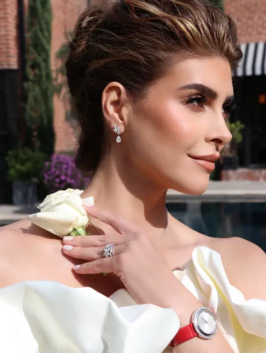 Piaget Rose adalah bunga yang mekar selamanya sebagai simbol romansa abadi. Kelopak kuntum mawar terlihat lembut terbentang dengan batu yang terletak di tengah dan berkilau seolah-olah bermandikan embun pagi. (Foto: Piaget)