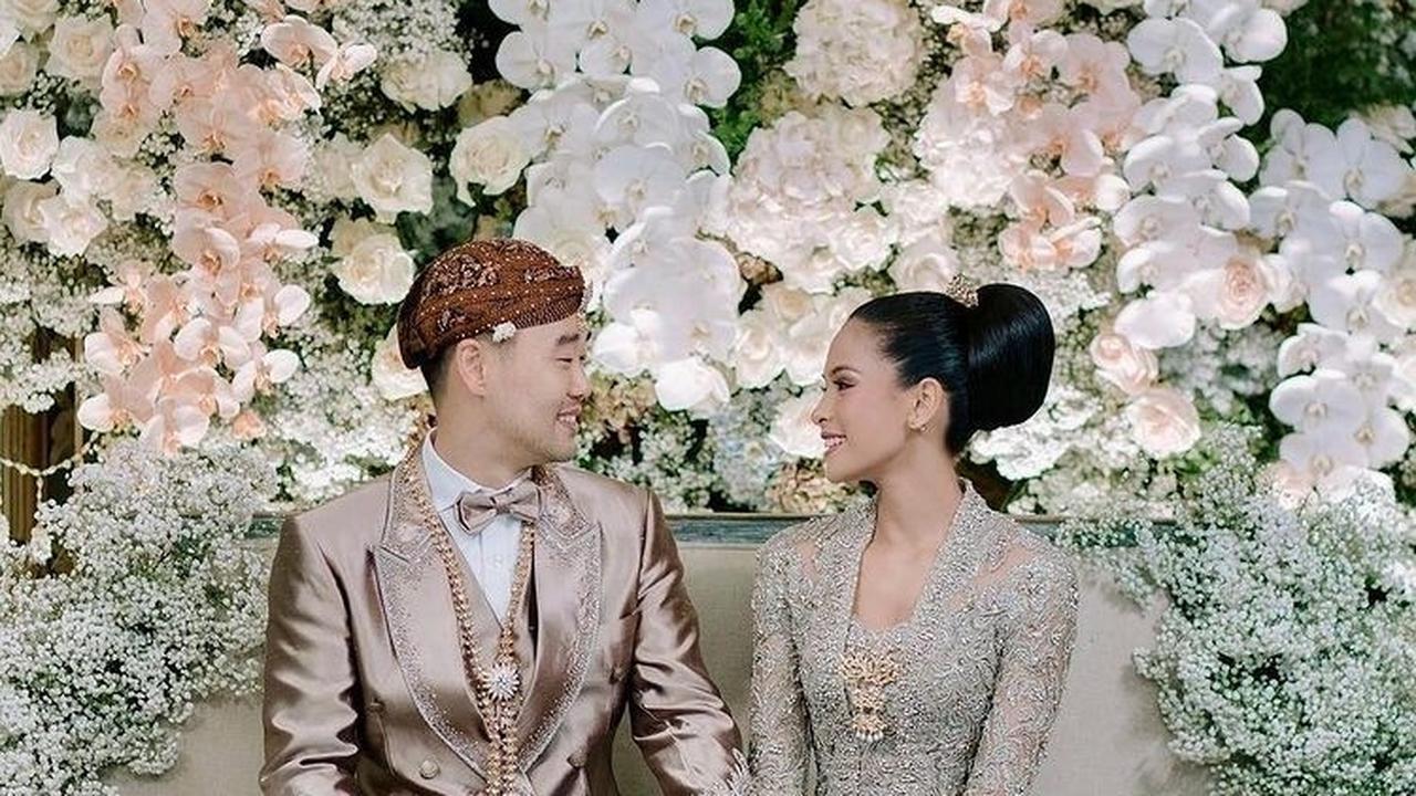 Maudy Ayunda mengejutkan publik ketika tiba-tiba mengunggah foto pernikahan pada 22 Mei 2022 dengan Jesse Choi, teman kuliahnya di Stanford University yang merupakan pria keturunan Korea Selatan.<br>