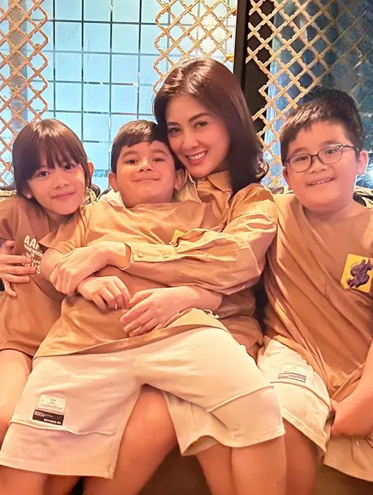 Dhena Devanka resmi cerai dengan pesinetron Jonathan Frizzy. Kabar itu dibagikan melalui akun instagramnya dengan membagikan momen menunjukkan akta cerai bersama kuasa hukumnya. [Instagram/dhenaaldhaliadevanka]