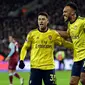 Pemain Arsenal Pierre-Emerick Aubameyang (kanan) merayakan dengan rekan satu timnya setelah mencetak gol ke gawang West Ham United pada pertandingan Liga Inggris di London Stadium, London, Inggris, Senin (9/12/2019). Arsenal menang 3-1. (AP Photo/Kirsty Wigglesworth)